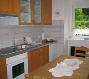 K&uuml;chenzeile und Esstisch